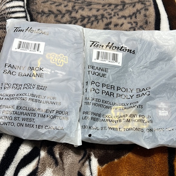 Fanny pack and beanie - Picture 2 of 2